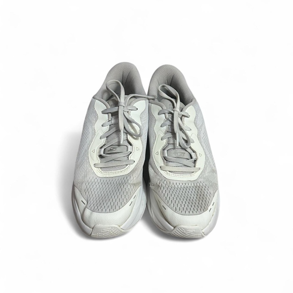 size 9 white sketchers tennis shoes (little wear on the back of the shoe)